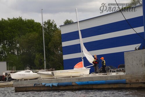 Яхты на пирсе на фоне Элленга